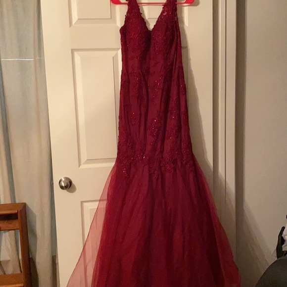 Maroon prom dress - Picture 3 of 3